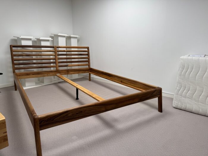 % Angebot Bett Laborum in Nussbaum von Lupus73 / Ausstellungsstück