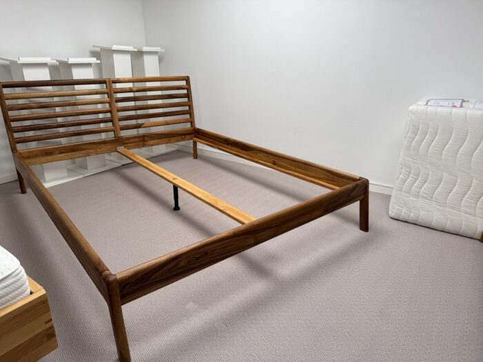 % Angebot Bett Laborum in Nussbaum von Lupus73 / Ausstellungsstück – Bild 2