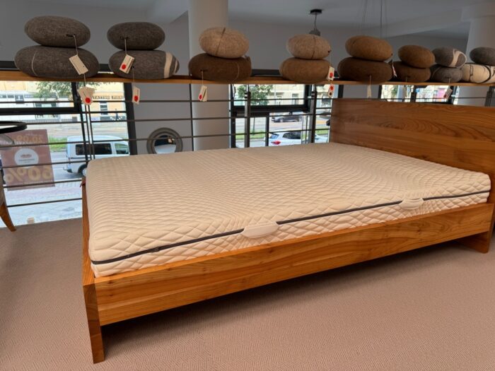 % Angebot Bett Ancona in Kirsche von Lupus73 / Ausstellungsstück